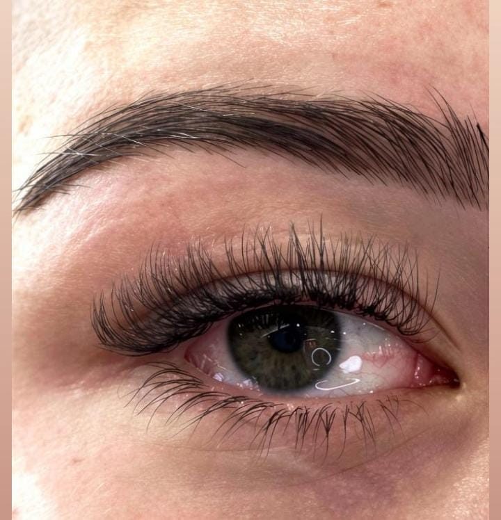 Lash set with shaped brow close-up